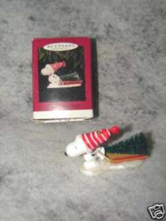 HALLMARK A TREE FOR SNOOPY CHRISTMAS ORNAMENT. The ornament is in good 