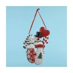  4.75 RESIN SNOW COUPLE IN MITTENSORNAMENT