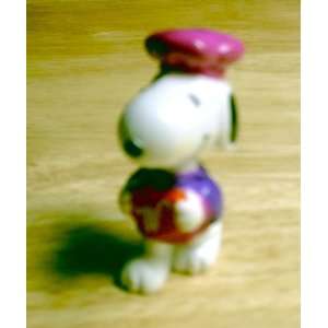  Snoopy PVC Figure holding Whitmans Candy Heart Box 